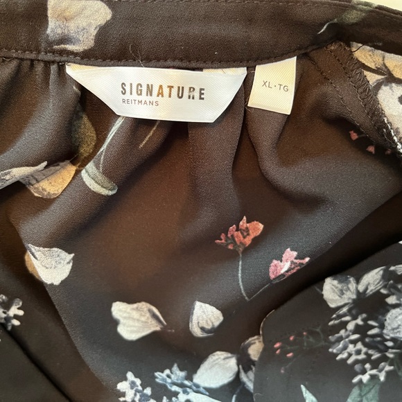 🎉 3 for $15🎉Signature Reitmans tunic style floral blouse - Picture 7 of 7